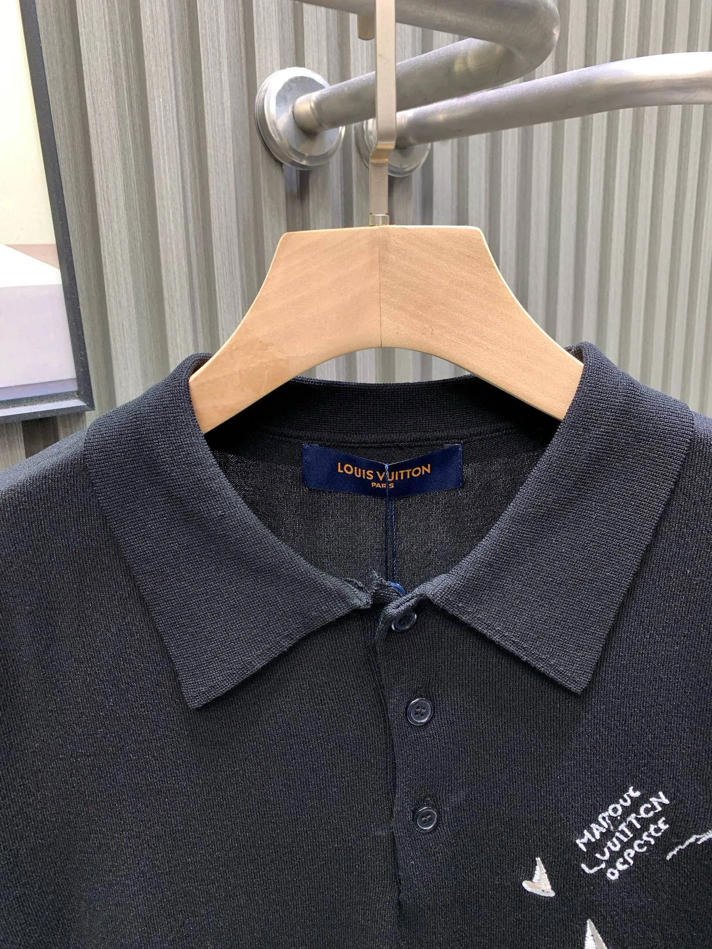🅿️280 🀄️ Louis Vuitton Louis Vuitton 25SS new sailing ship logo embroidered short-sleeved T-shirt Smooth sailing spring and summer new short-sleeved design ceiling. It is said that big brands like to play with logos, but they really play with logos. There are also very few luxury designers who make designs. The new model pays tribute to the bustling ports of the transatlantic voyage. The sailboat is used as embroidery to form the whole effect. Injecting seasonal elements into the classic straight tailoring Create a casual daily choice. It is extremely skin-friendly and comfortable. It feels very delicate to the touch. The texture is very good. It is very heavy-duty. The shape is invincible and slimming. It is very fashionable to match it casually. The upper body effect is amazing. Give it to me.
